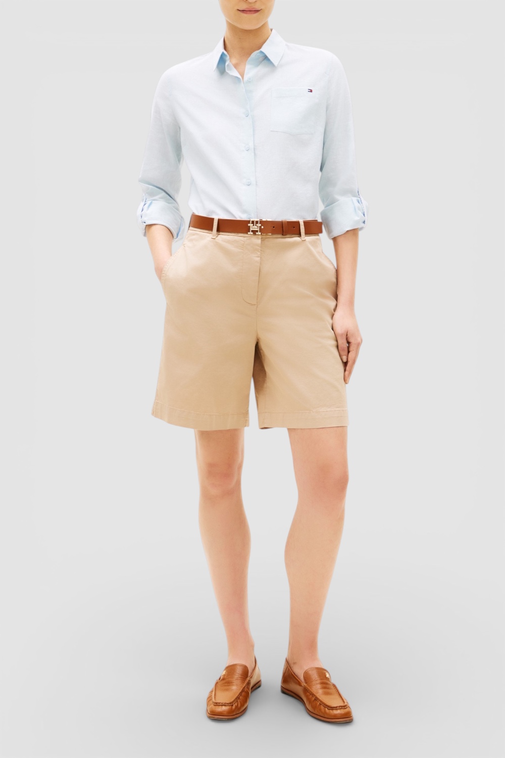 תמונת כל הלוק של מכנסי צ'ינו קצרים